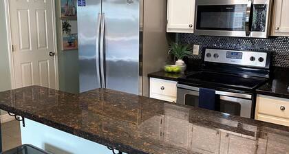 3 Bedroom 2&1/2 Bath Townhouse with Pool & Hot Tub - Sleeps 8