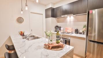 Réfrigérateur, micro-ondes, four, plaque de cuisson