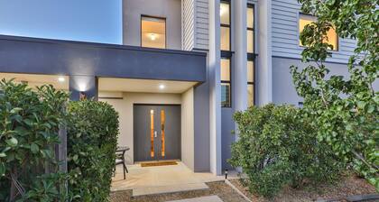 Modern 4 bedroom house with marina mooring, 2km from CBD