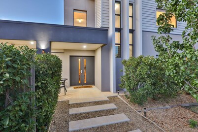 Modern 4 bedroom house with marina mooring, 2km from CBD