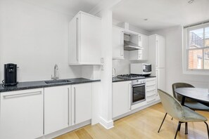 Kühlschrank, Mikrowelle, Ofen, Geschirrspüler