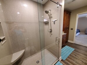 Kombination af bruser/badekar, håndklæder, Sæbe, Shampoo