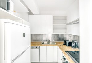 Réfrigérateur, micro-ondes, four, plaque de cuisson