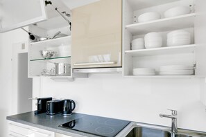 Frigorífico, microondas, horno y placa de cocina