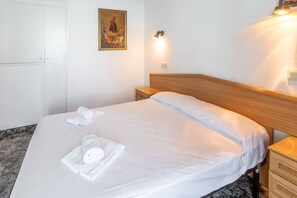 2 chambres, fer et planche à repasser, literie fournie