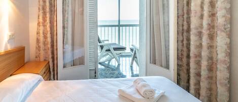 2 dormitorios, tabla de planchar con plancha, ropa de cama