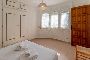 2 slaapkamers, een strijkplank/strijkijzer, beddengoed