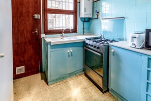 Een koelkast, een microgolfoven, een oven, een broodrooster