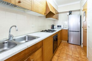 Frigorífico, microondas, horno y lavavajillas