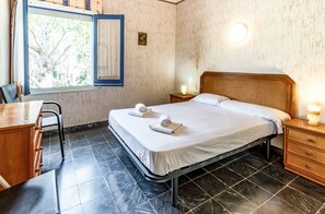 3 habitaciones, tabla de planchar con plancha y ropa de cama 