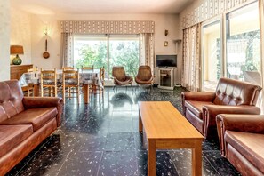 Televisión y chimenea 