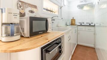 Een koelkast, een magnetron, een oven, een broodrooster