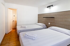 2 slaapkamers, een strijkplank/strijkijzer, beddengoed