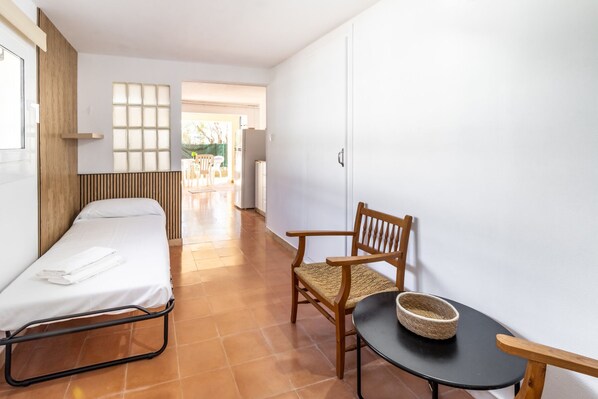 2 bedrooms, iron/ironing board, bed sheets