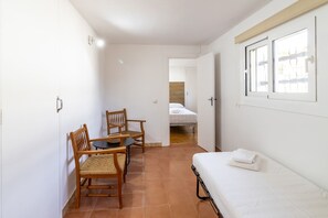 2 slaapkamers, een strijkplank/strijkijzer, beddengoed