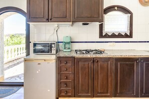 Frigorífico, microondas, placa de cocina y cafetera o tetera