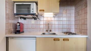 Réfrigérateur, grille-pain, chaise haute