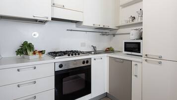 Frigorifero, microonde, forno, piano cottura