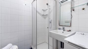 Doccia, asciugacapelli, bidet, asciugamani