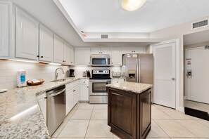 Fridge, microwave, oven, stovetop - Summerhouse #1205A- DIRECT BEACH FRONT, RECENTLY RENOVATED, GREAT LOCATION! (Orange Beach)