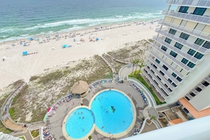 Ein Hotel mit Poolbereich, Zugang zum Strand und Blick aufs Meer.