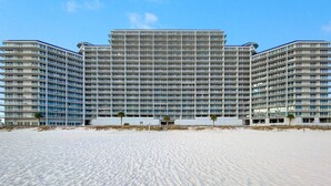 Un grand hôtel à plusieurs étages, doté d’une architecture moderne, caractérisé par une façade symétrique et un toit plat.