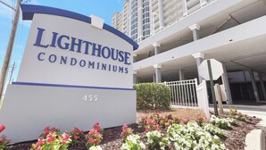 Schild für die Lighthouse Condominiums mit der Nummer 455.