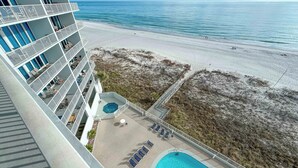 Ein Hotel mit Pool, Meerblick und mehreren Balkonen.