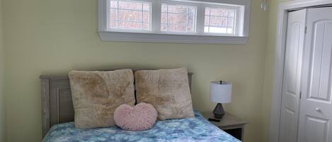 3 室のベッドルーム、WiFi (無料)、ベッドシーツ