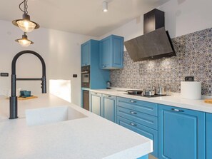 Fridge, oven, dishwasher, cookware/dishes/utensils