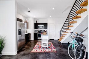 Frigorifero, microonde, forno, piano cottura