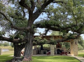 Outdoor dining - Authentic 1800’s cabin getaway with modern day amenities (Granbury)