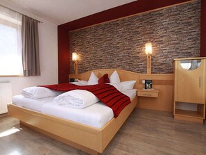 4 bedrooms, WiFi - Lovely apartment for 8 guests with WIFI, TV, balcony and pets allowed (Kappl)