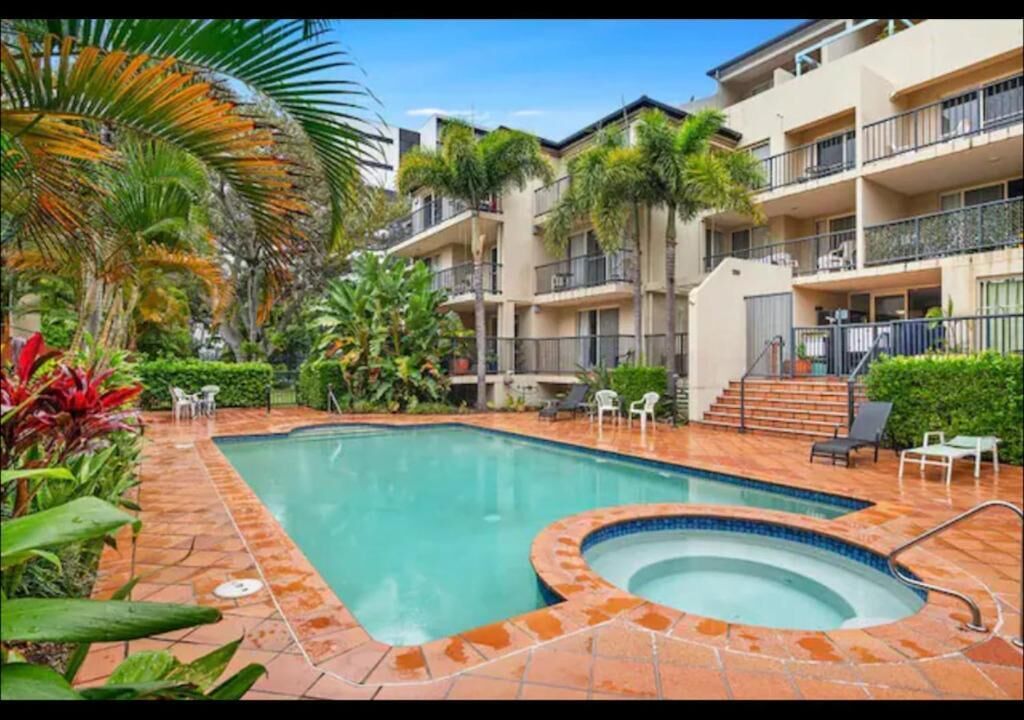 Surfers Paradise Holiday Apartment with Pool