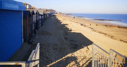 Lovely 2-Bed caravan in Walton on the Naze