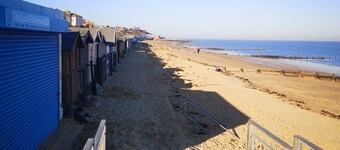 Lovely 2-Bed caravan in Walton on the Naze