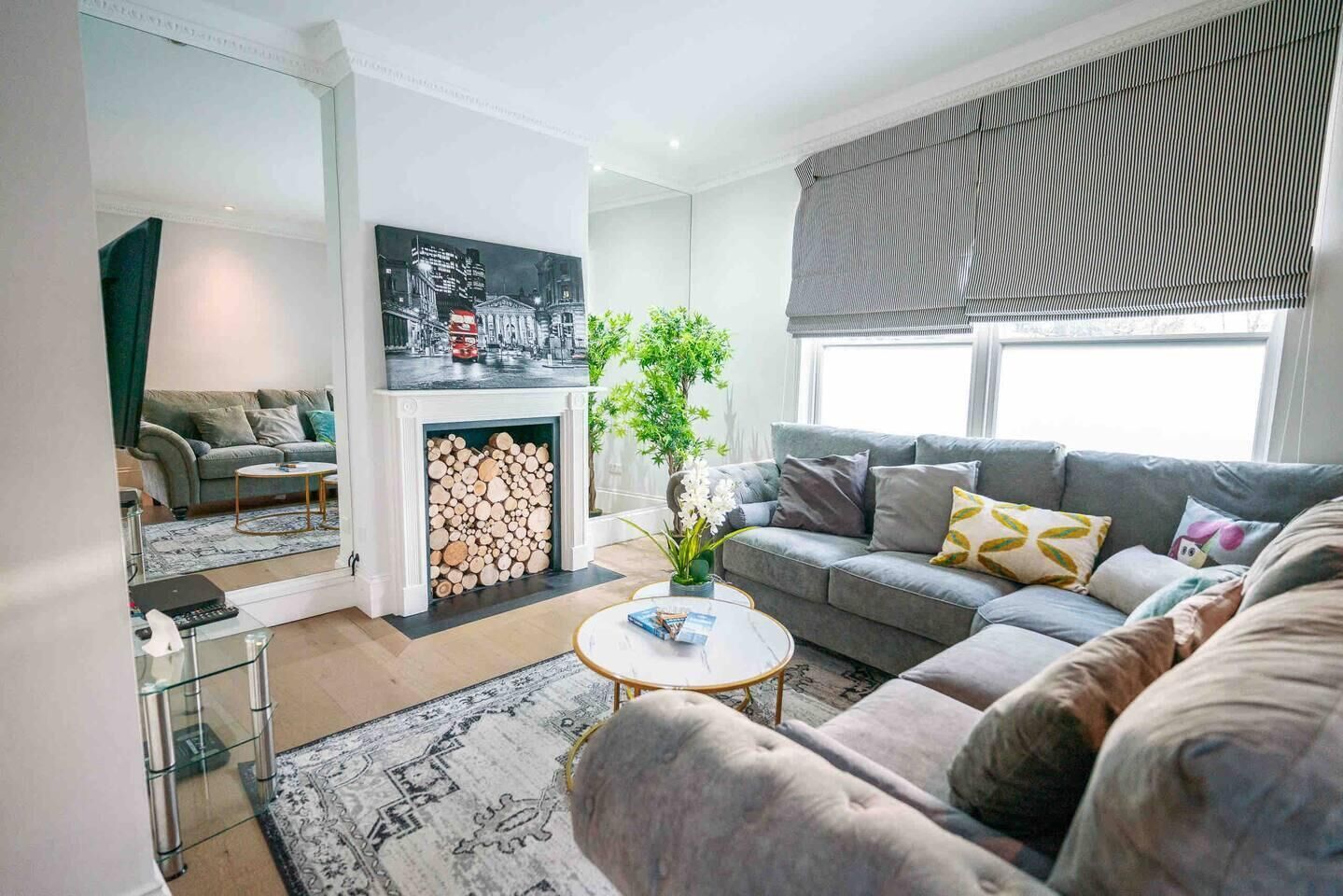 Spacious & Modern 3BRs house in central london