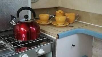 Réfrigérateur, micro-ondes, plaque de cuisson, grille-pain