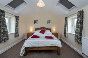 4 bedrooms, iron/ironing board, Internet, bed sheets