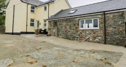Gwlgri - an apartment that sleeps 8 guests in 4 bedrooms