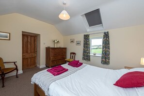 4 bedrooms, iron/ironing board, Internet, bed sheets