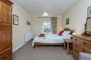4 bedrooms, iron/ironing board, Internet, bed sheets