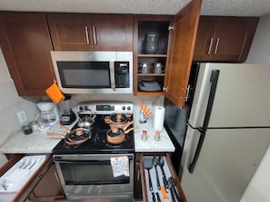 Frigorifero, microonde, forno, piano cottura