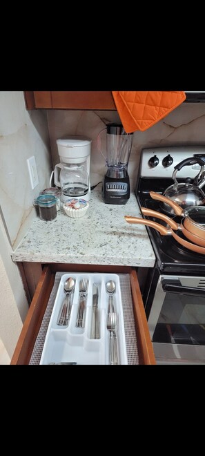 冰箱、微波炉、烤箱、炉灶