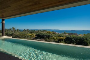 Alberca al aire libre y alberca climatizada