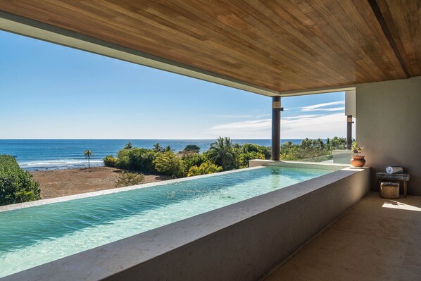 Alberca al aire libre y alberca climatizada