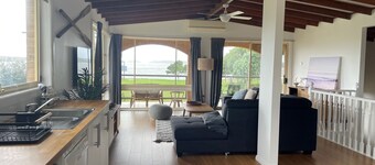 Waterfront 3 bedroom House (Pet Friendly)