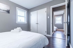 3 Schlafzimmer, Schreibtisch, Bügeleisen/Bügelbrett, Reisekinderbett