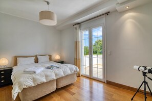 4 makuuhuonetta, silitysrauta/-lauta, ilmainen Wi-Fi, vuodevaatteet