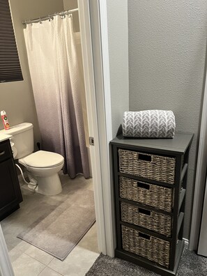 Duschwanne, Haartrockner, Handtücher, Seife